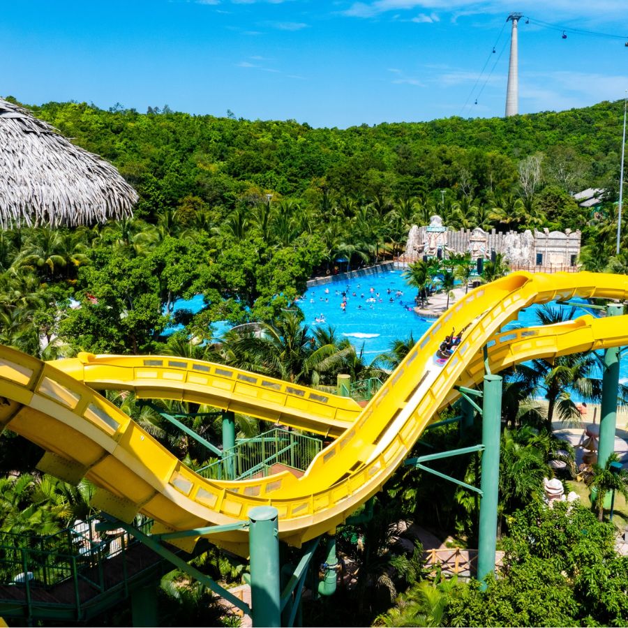 Những đường trượt nước đầy thử thách tại công viên nước Aquatopia