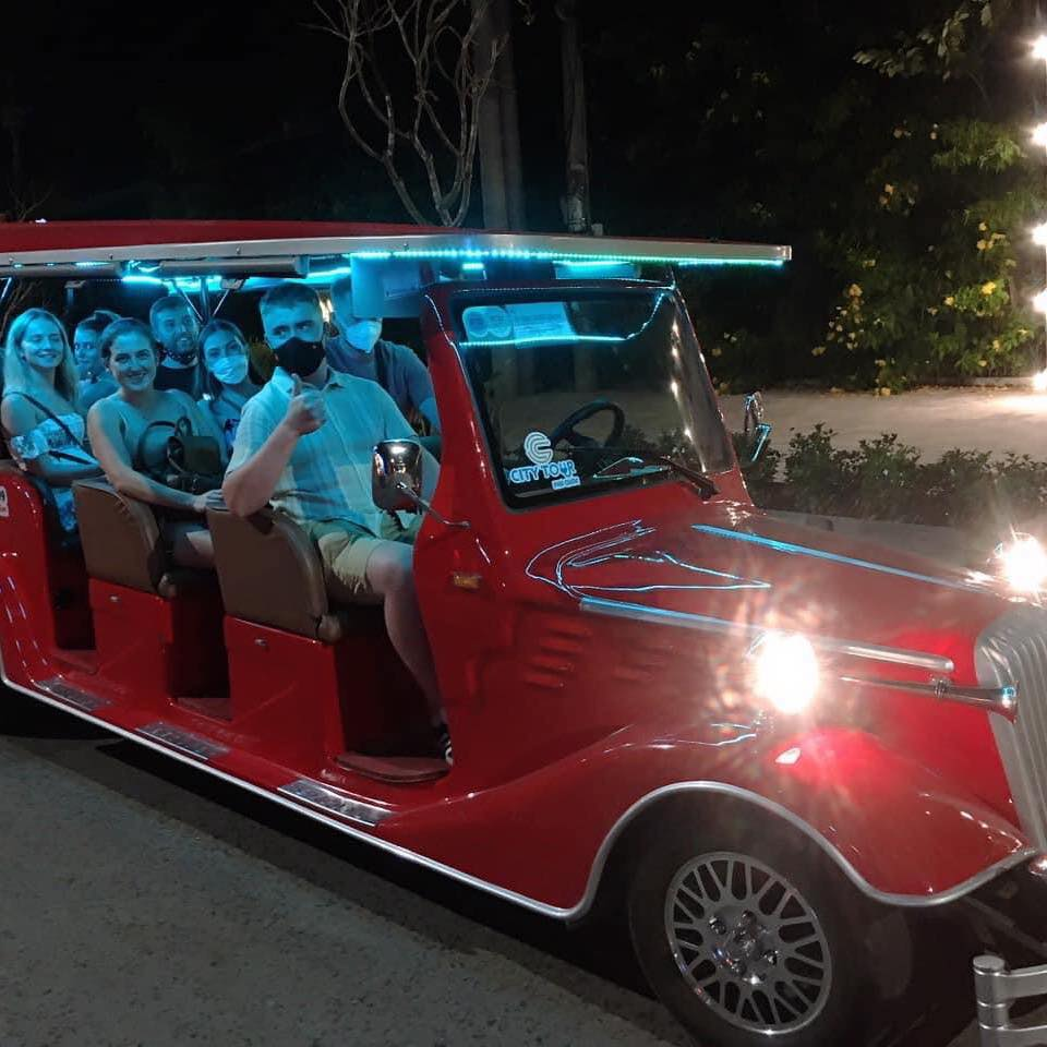 Du khách trải nghiệm tuyến xe điện city-tour để tham quan đảo Ngọc