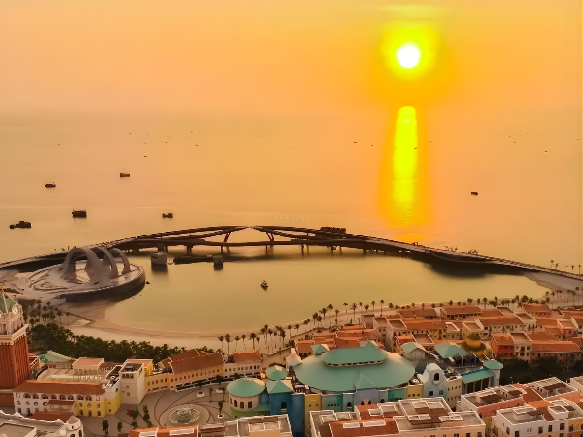 Khung cảnh hoàng hôn lãng mạn bao trùm khắp Thị trấn Hoàng Hôn