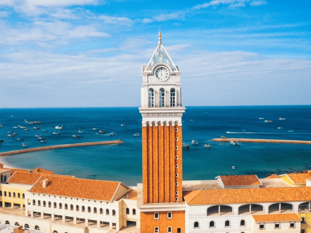 Tham quan và check-in tại biểu tượng Tháp đồng hồ