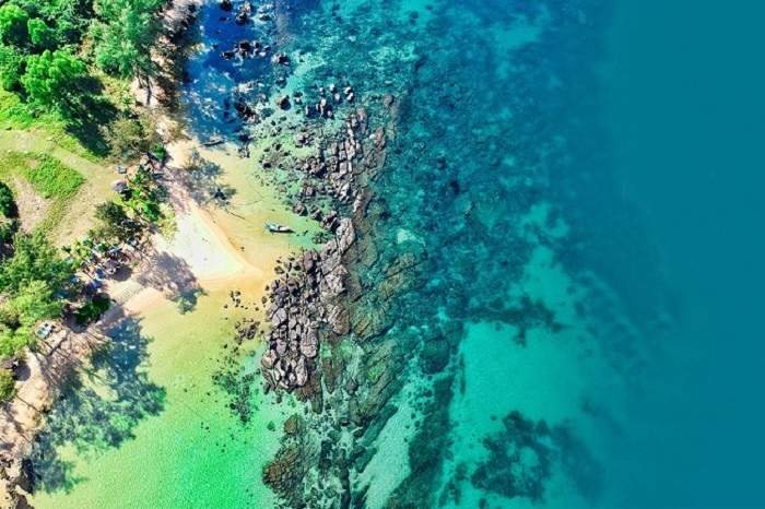 Bãi Ông Lang mang vẻ yên tĩnh với những đoạn bờ biển nhỏ nối tiếp nhau. (Ảnh: Sưu tầm)