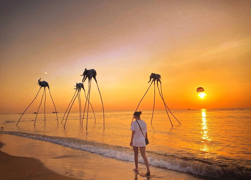 Hoàng hôn nhuộm vàng mặt biển đặc trưng tại Bãi Trường. (Ảnh: Sưu tầm)