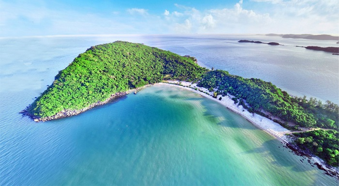 Mũi Ông Đội đón cả bình minh và hoàng hôn trên cùng một dải biển. (Ảnh: Sưu tầm)