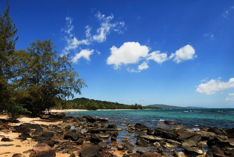 Bãi Gành Dầu kết hợp giữa cát, đá tự nhiên và thảm cây ven biển. (Ảnh: Sưu tầm)