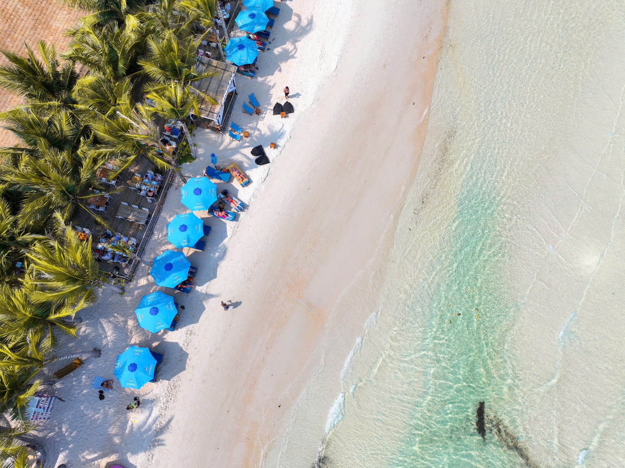 Mùa khô từ tháng 11 đến tháng 4 là thời điểm biển Phú Quốc đẹp nhất, nước trong và êm. (Ảnh: Sưu tầm)