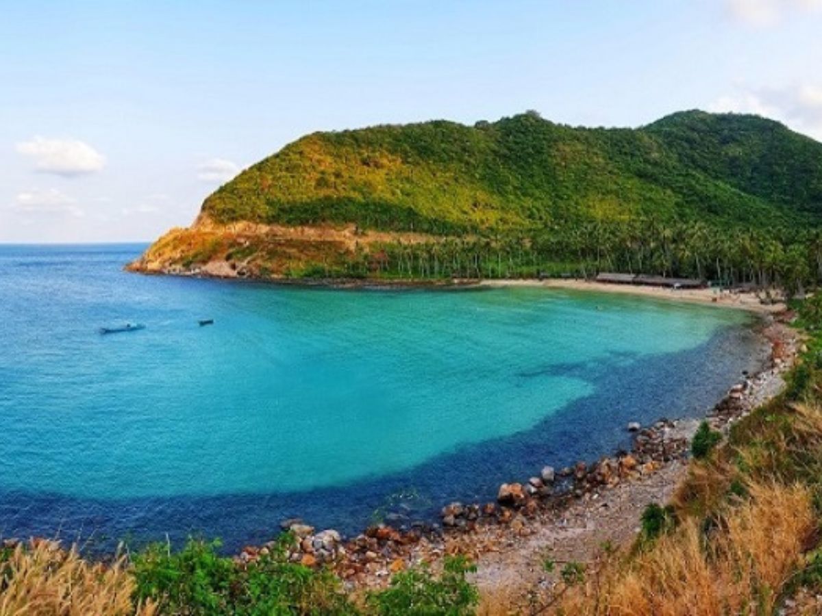 Làn nước trong xanh tại Bãi Cây Mến mang đến cảm giác mát lành, dễ chịu