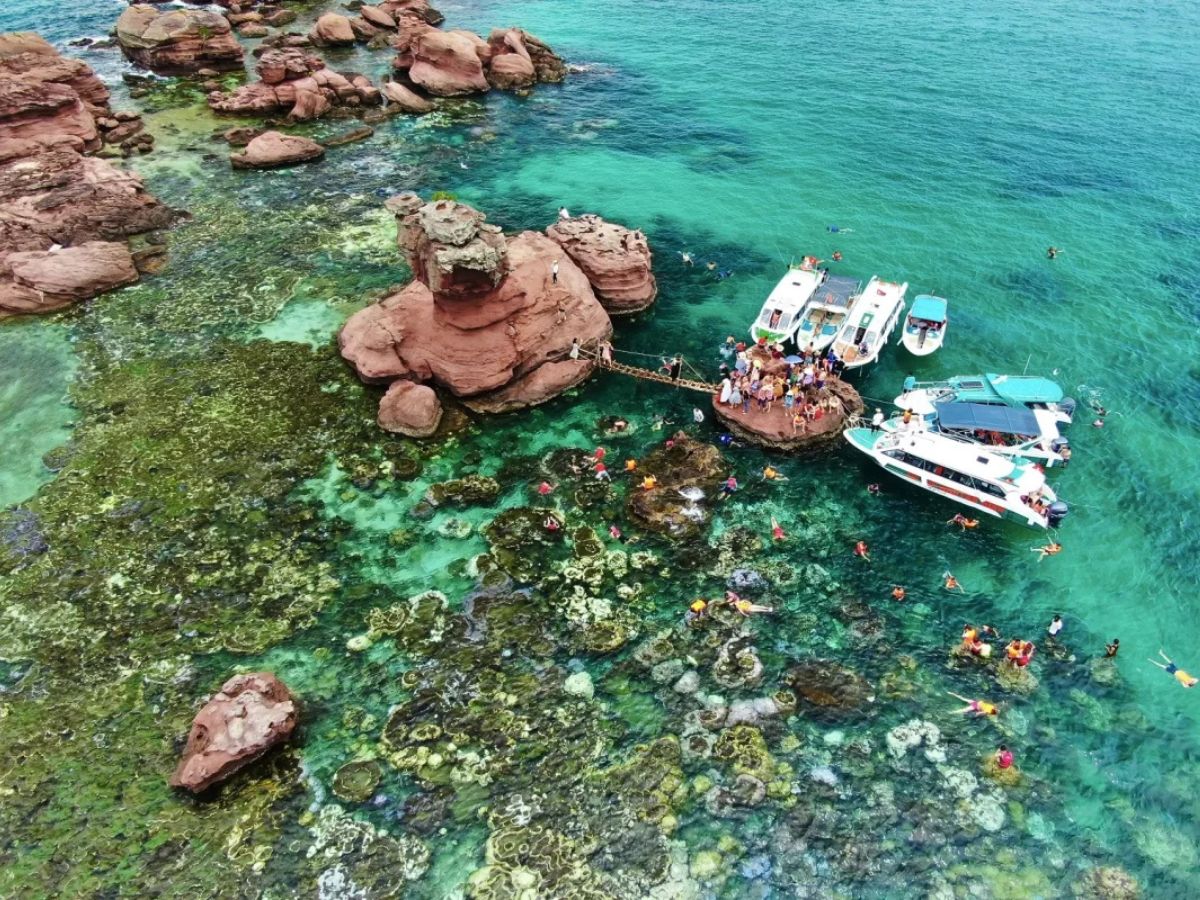 Hòn Gầm Ghì gây ấn tượng với cảnh quan tự nhiên còn giữ nguyên nét hoang sơ