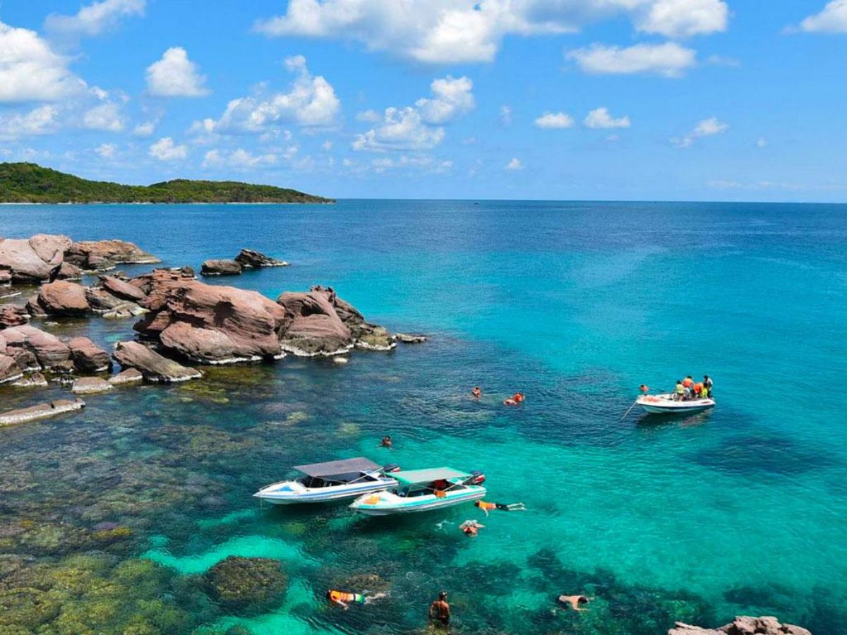 Làn nước trong xanh tạo điều kiện lý tưởng cho các trải nghiệm dưới biển