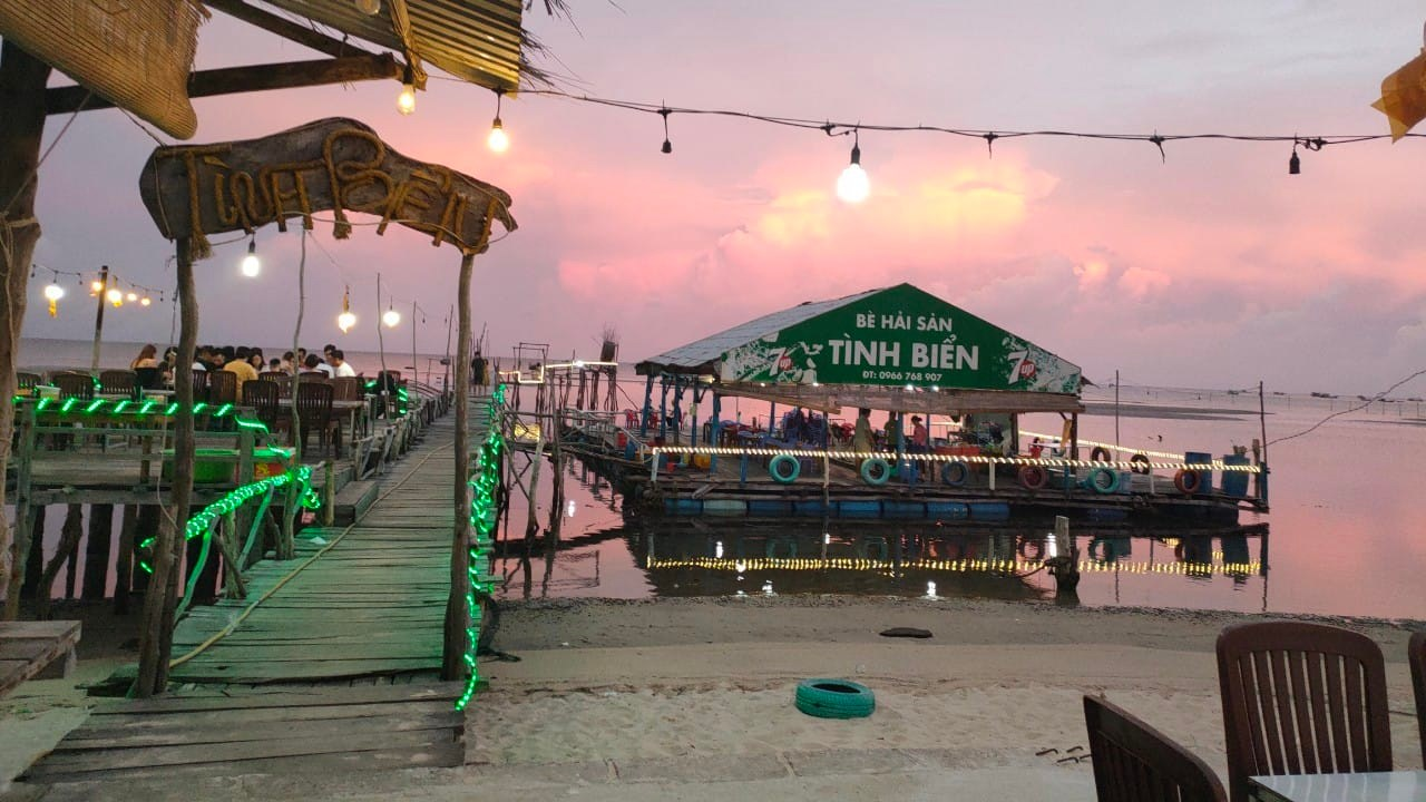 Nhà hàng Tình Biển thu hút du khách bởi hải sản tươi ngon và không gian thoáng đãng