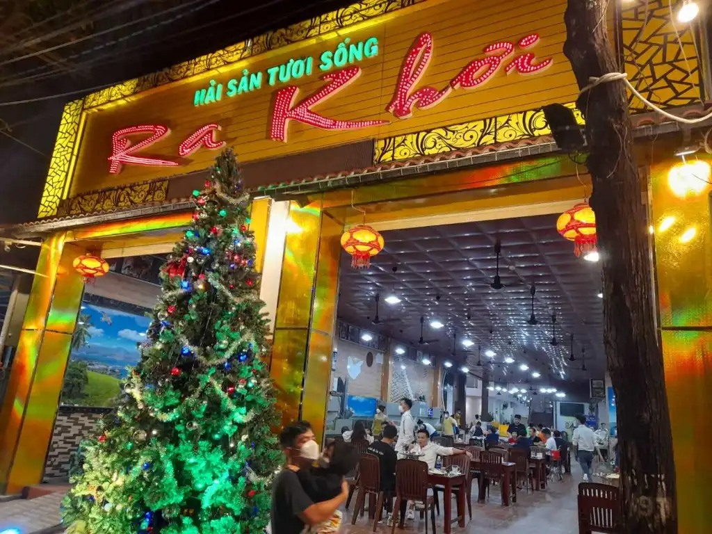 Không gian rộng rãi của nhà hàng Ra Khơi