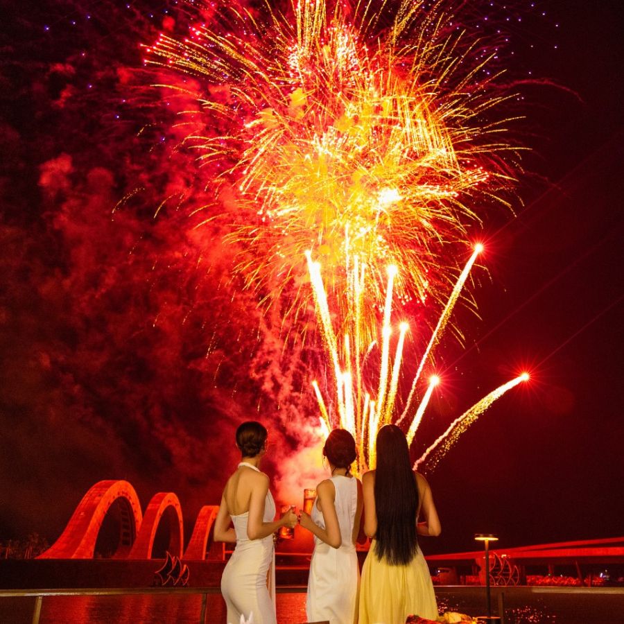 Du khách chiêm ngưỡng pháo hoa mãn nhãn tại Thị trấn Hoàng Hôn