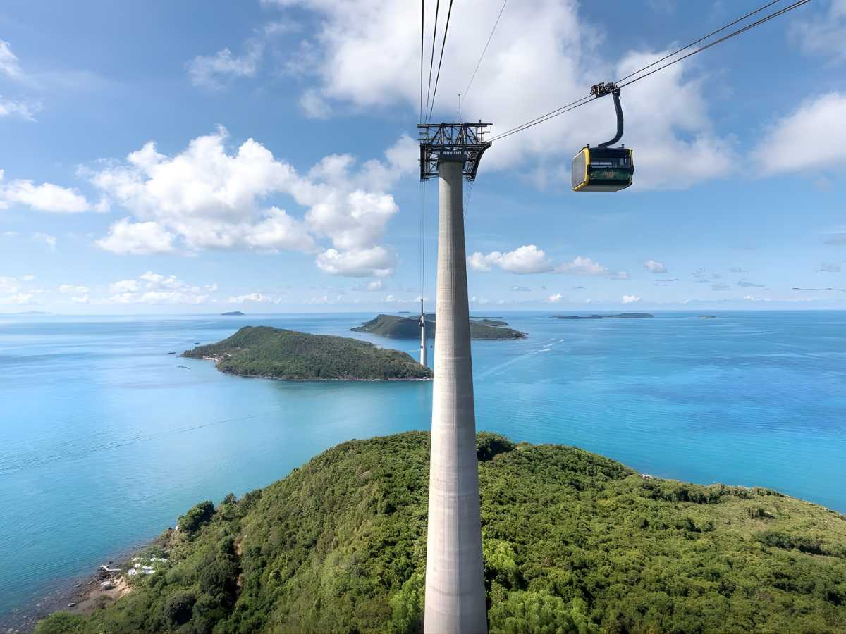 Sun World Hon Thom nổi bật với tuyến cáp treo 3 dây dài nhất thế giới.