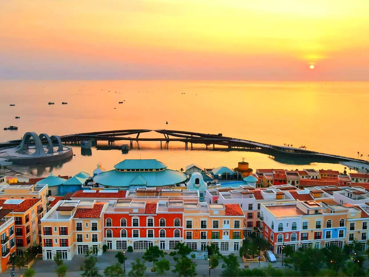 Thị trấn Hoàng Hôn được xây dựng theo phong cách kiến trúc Địa Trung Hải.