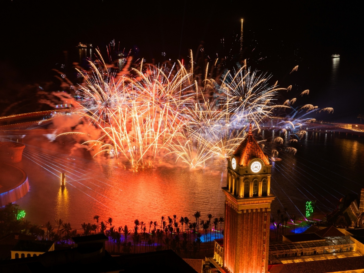 Phú Quốc về đêm với không khí mát mẻ cùng nhiều hoạt động giải trí thú vị.