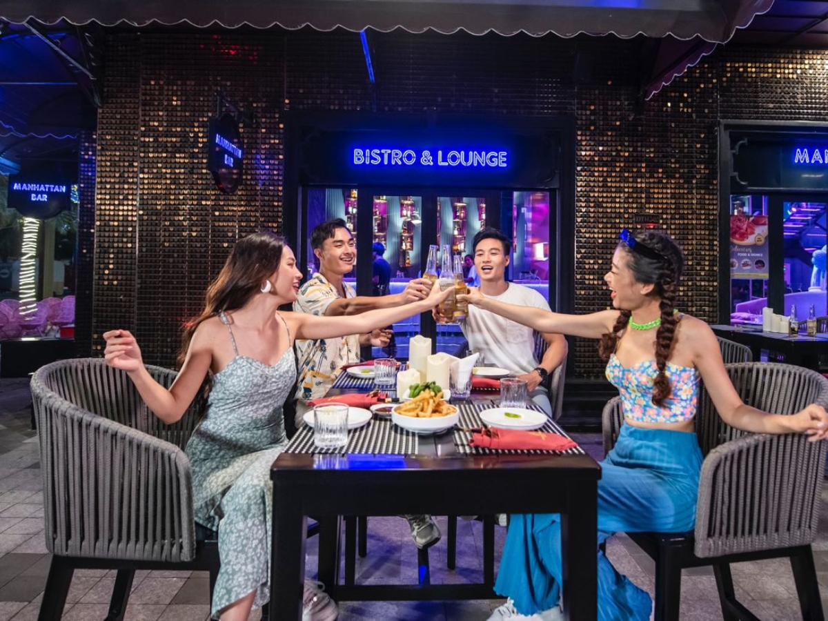 Tụ tập bạn bè và tận hưởng không khí đảo Ngọc về đêm tại các quán cafe, bar Phú Quốc.