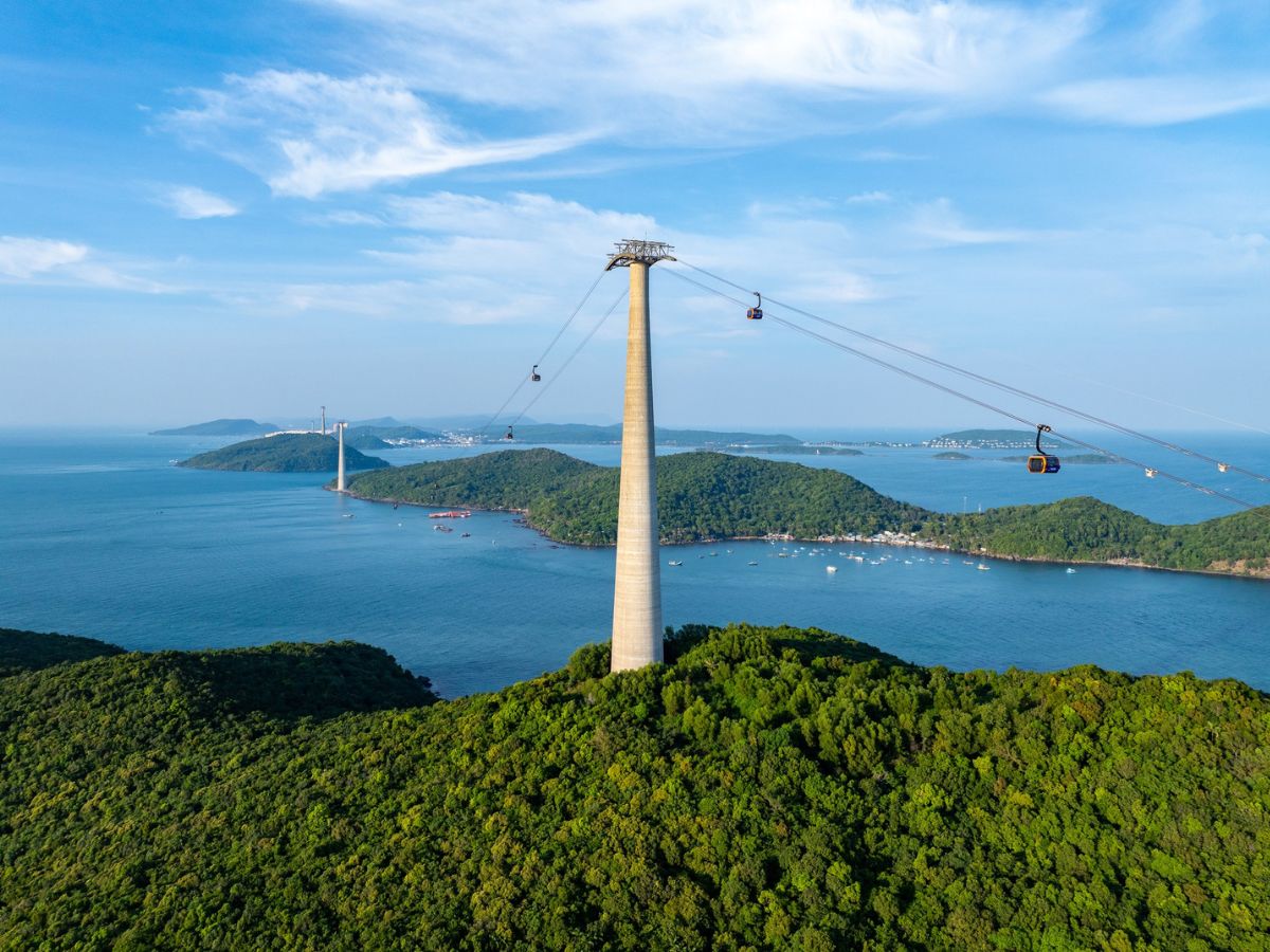 Cable car is a prominent highlight at Sun World Hon Thom.