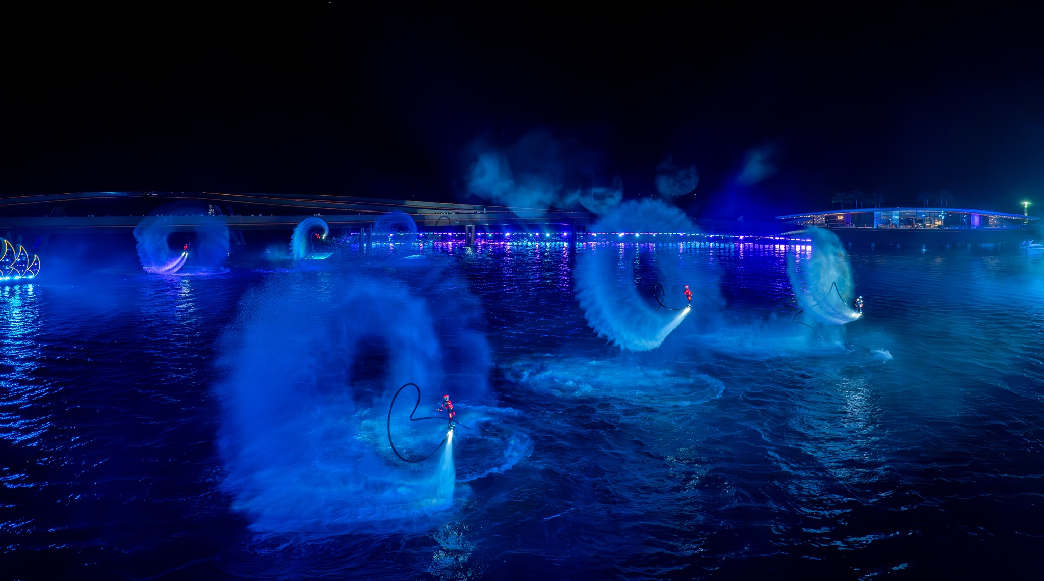 Màn trình diễn mạo hiểm đầy kịch tính trên mặt biển của show Bản giao hưởng đại dương.