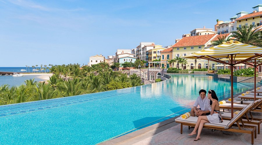 Du khách tận hưởng kỳ nghỉ sang trọng tại La Festa Phu Quoc, Curio Collection by Hilton.