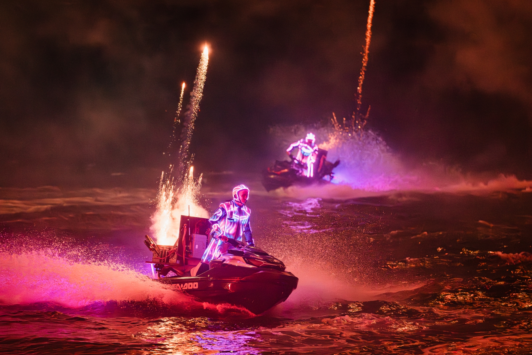 Các nghệ sĩ flyboard và jetski tạo nên những chuyển động mạnh mẽ, góp phần định hình nhịp điệu sôi động của show diễn (Ảnh: Sưu tầm)