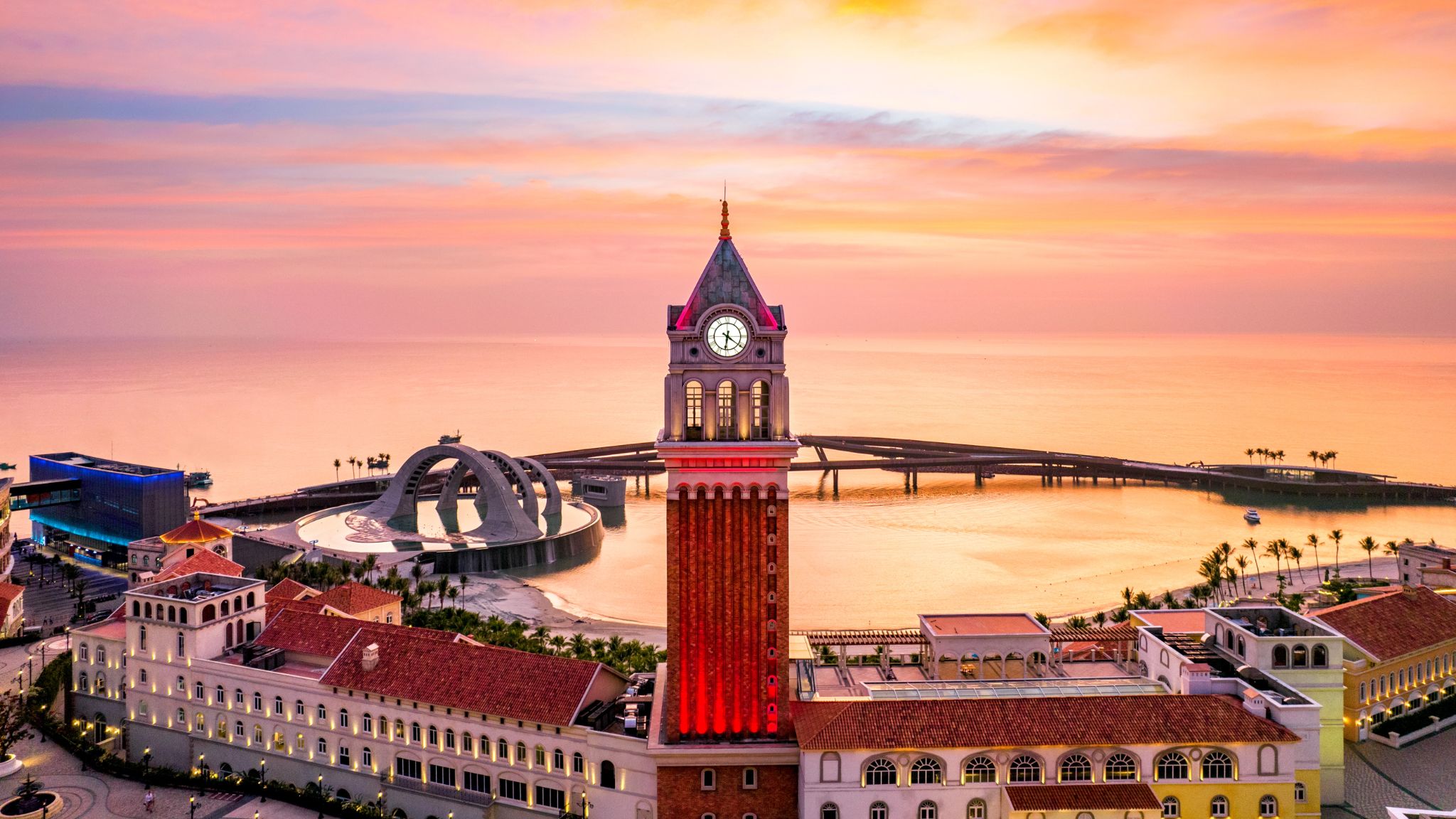 Khoảnh khắc mặt trời lặn tạo nên khung hình đặc trưng của Cầu Hôn (Ảnh: Sưu tầm)