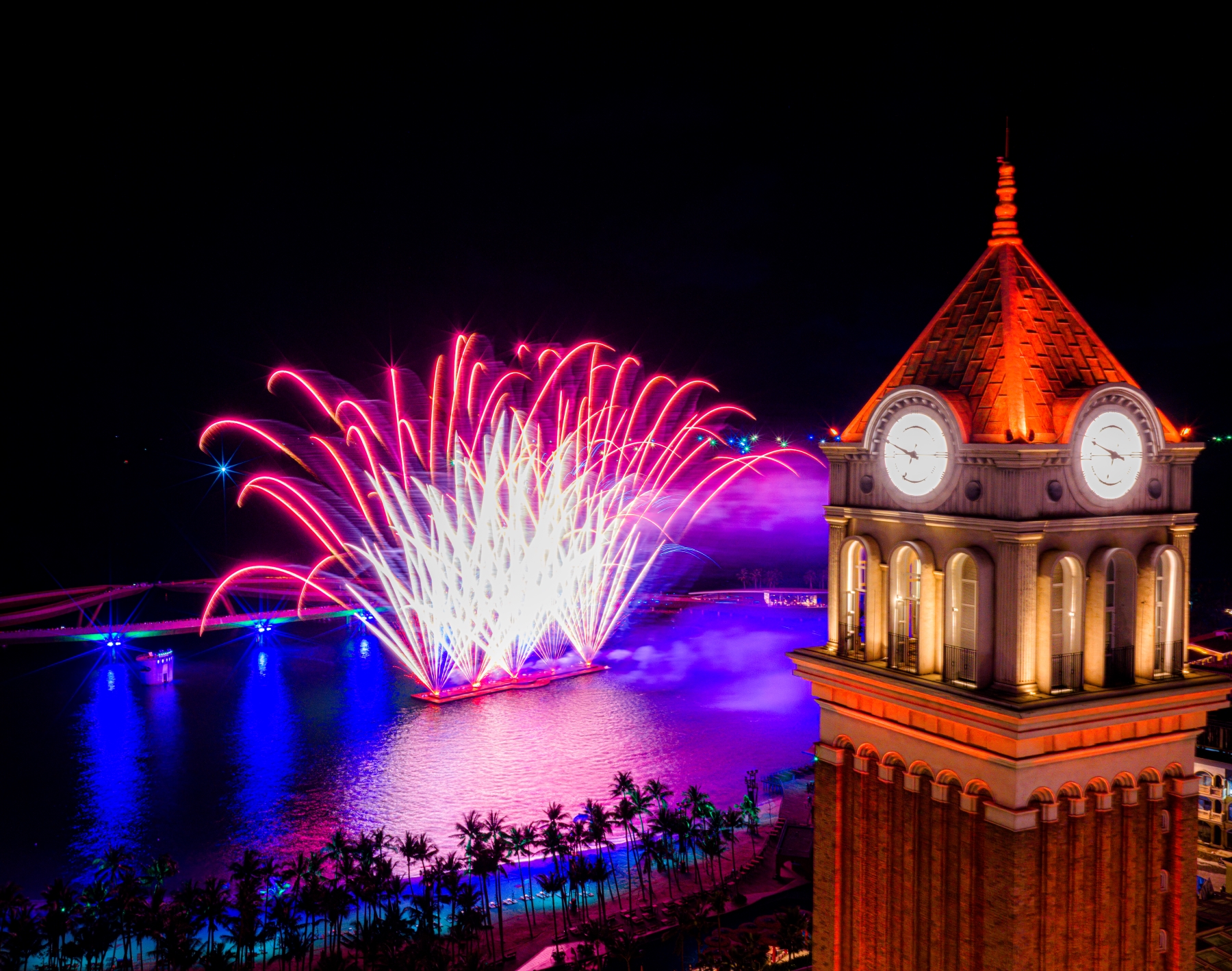 Đại tiệc ánh sáng Symphony of the Sea bên vịnh biển Hoàng Hôn (Ảnh: Sưu tầm)