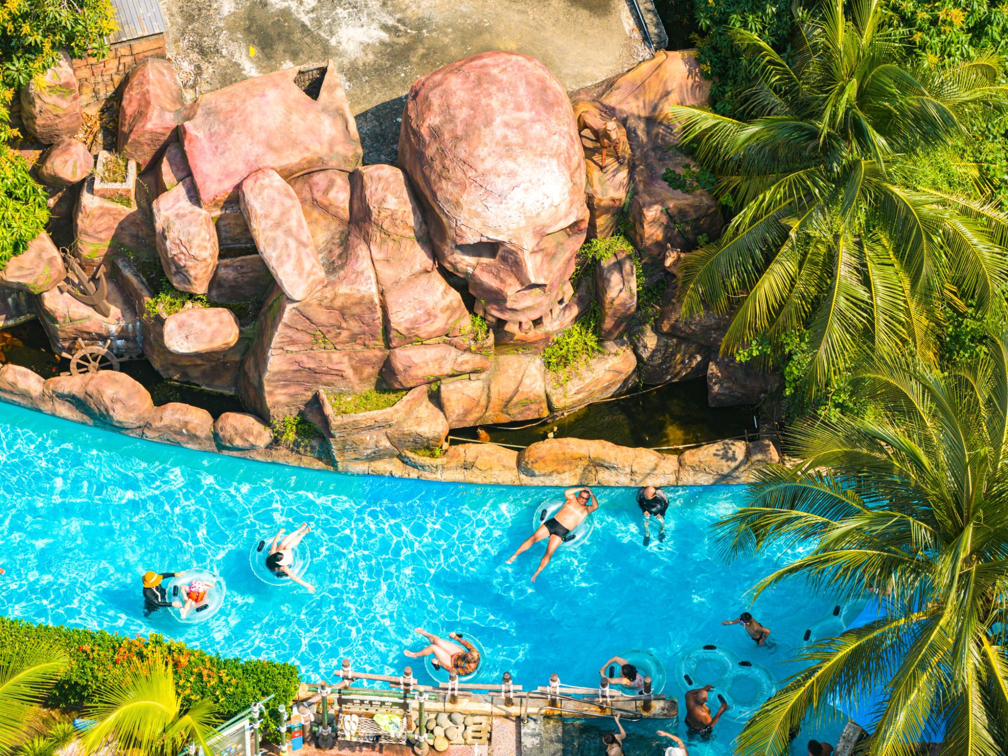 Aquatopia Water Park mang đến không gian giải trí sôi động với hệ thống đường trượt hiện đại tại Hòn Thơm (Ảnh: Sưu tầm)