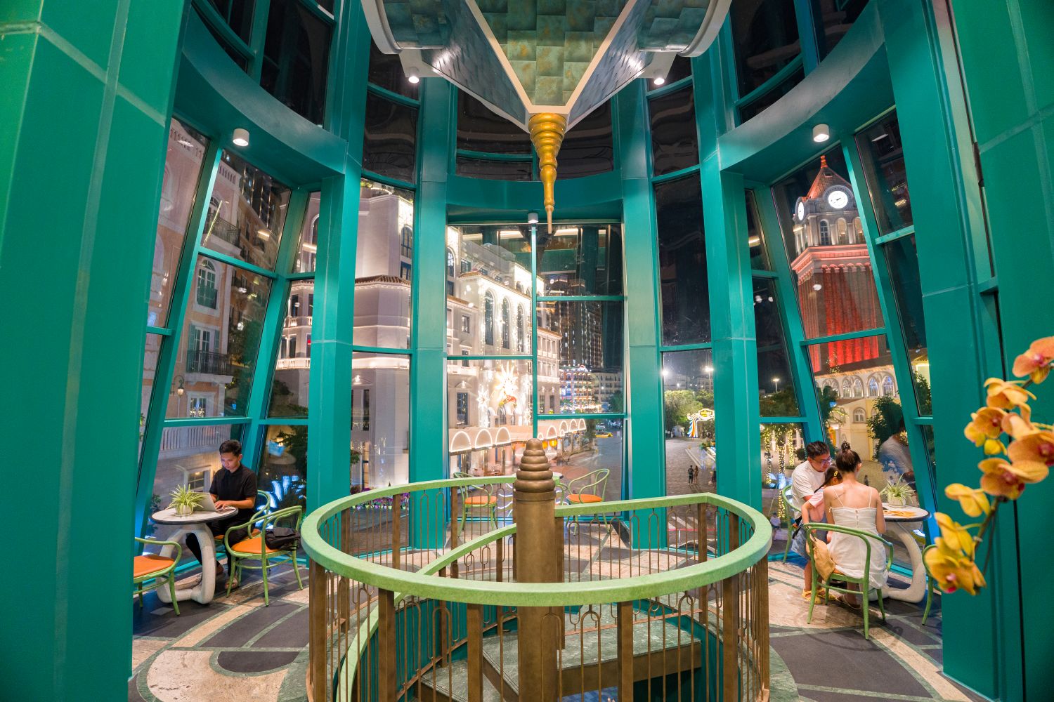 View ngắm tháp đồng hồ dưới ánh hoàng hôn từ Apollo Cafe (Ảnh: Sưu tầm)