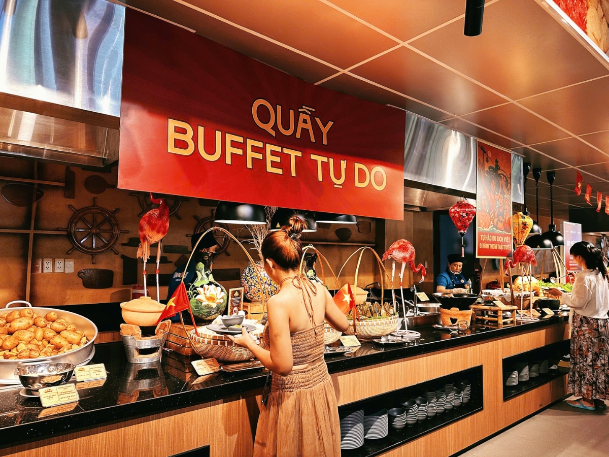 Du khách thưởng thức bữa tiệc buffet thơm ngon, hấp dẫn tại nhà hàng Mango