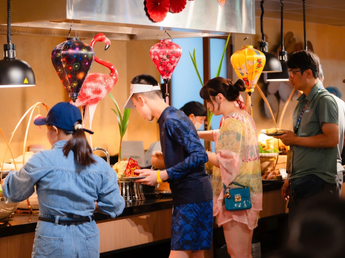 Combo này bao gồm bữa trưa buffet với thực đơn đa dạng, phù hợp với khẩu vị của mọi du khách