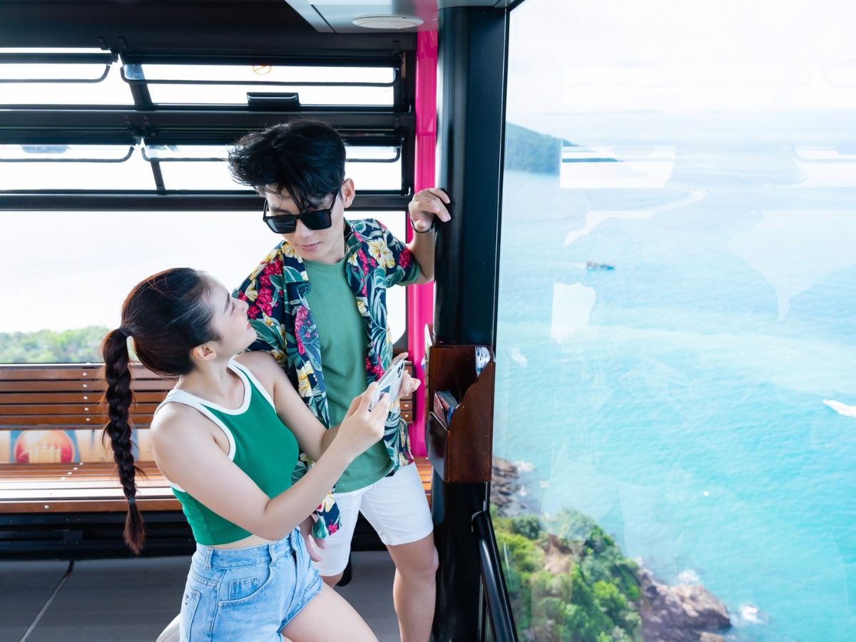 Du khách trải nghiệm cáp treo Hòn Thơm và ngắm toàn cảnh biển trời từ trên cao