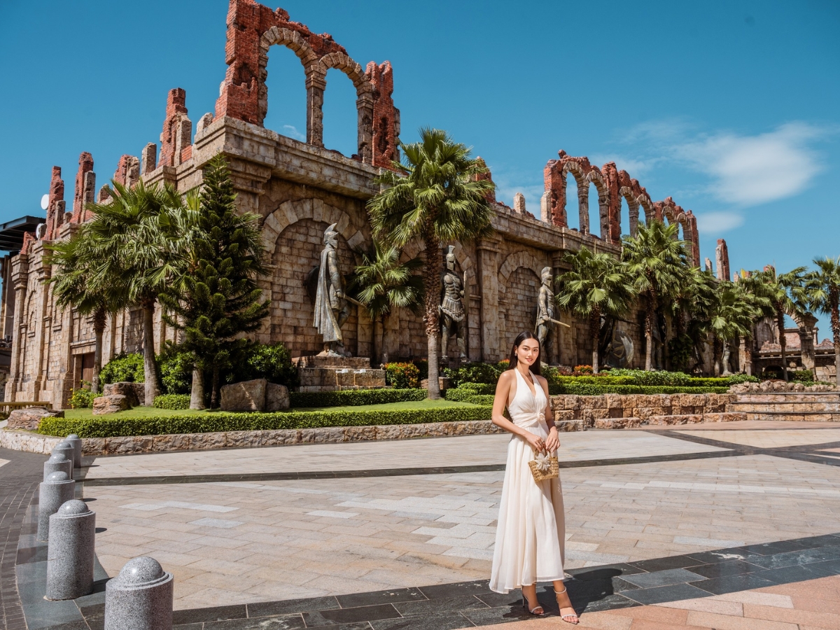 Du khách check-in tại ga Ánh Dương với kiến trúc cổ điển ấn tượng