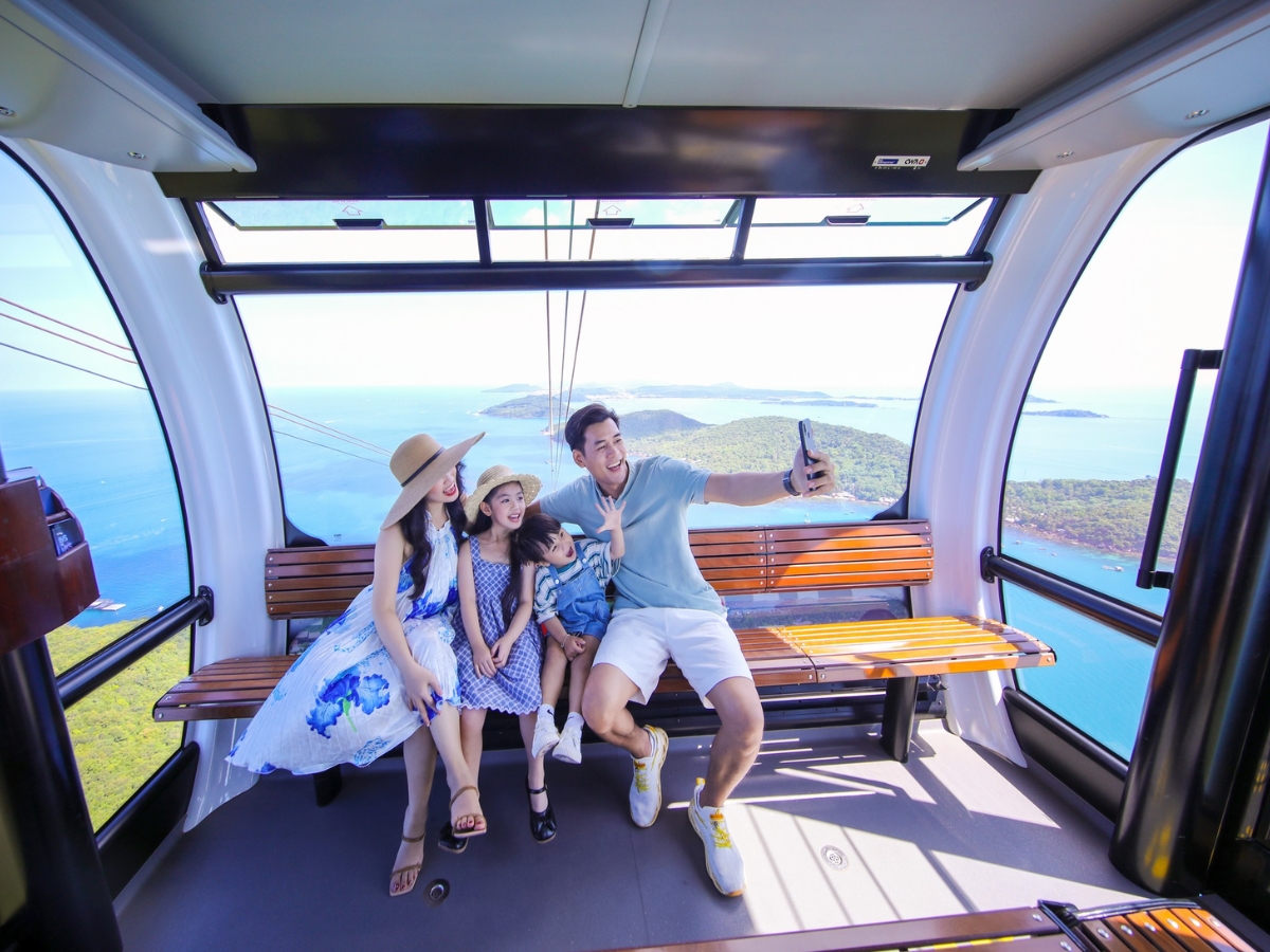 Du khách tận hưởng hành trình cáp treo Hòn Thơm và check-in với view biển ngoạn mục