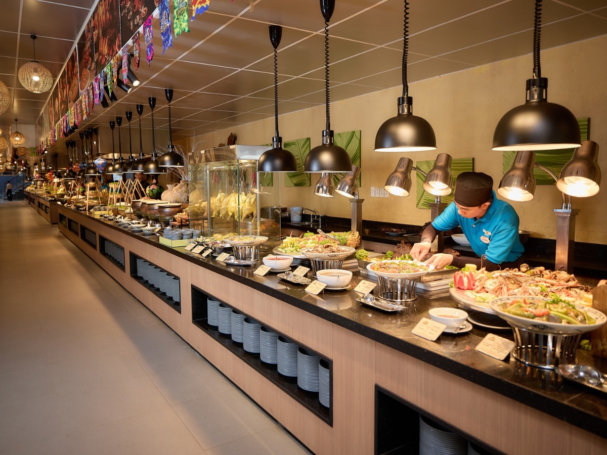 Bữa trưa buffet với hơn 40 món ăn Á - Âu, phù hợp với cả khẩu vị người lớn và trẻ em.