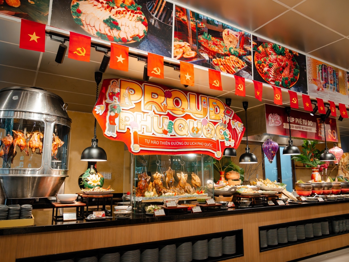 Du khách thưởng thức buffet đa dạng với nhiều món ăn hấp dẫn tại khu ẩm thực.