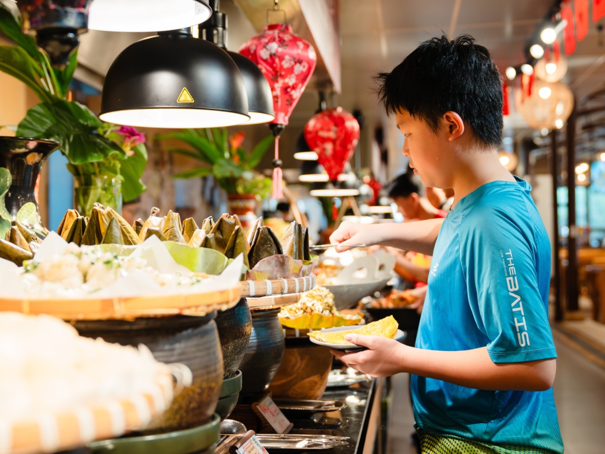 Du khách được thưởng thức bữa tiệc buffet với nhiều món ăn hấp dẫn.