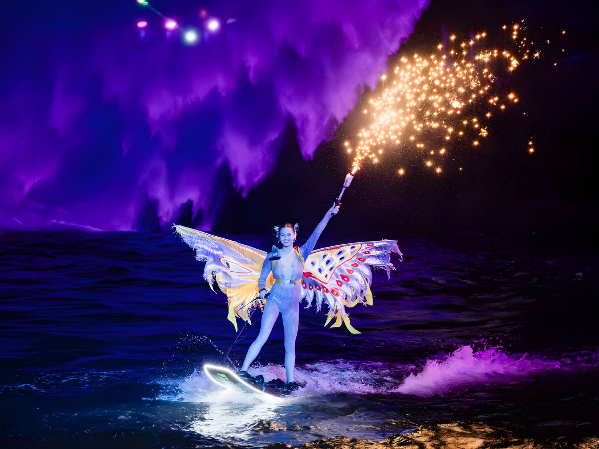 Màn trình diễn flyboard kết hợp pháo hoa rực rỡ trong show Symphony of the Sea tại Phú Quốc khiến du khách không thể rời mắt.