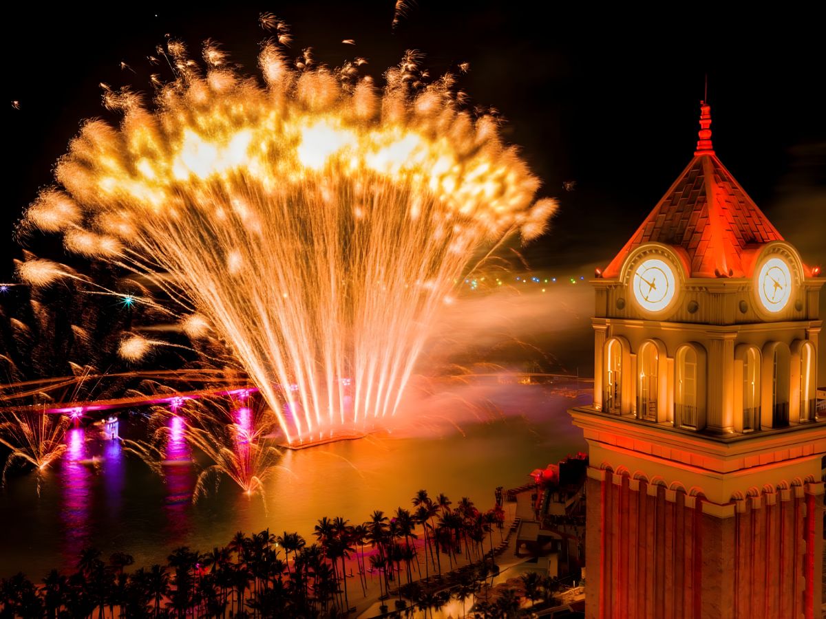Màn pháo hoa bùng nổ rực rỡ trên biển trong show Symphony of the Sea, tạo nên khung cảnh đêm Phú Quốc đầy ấn tượng.