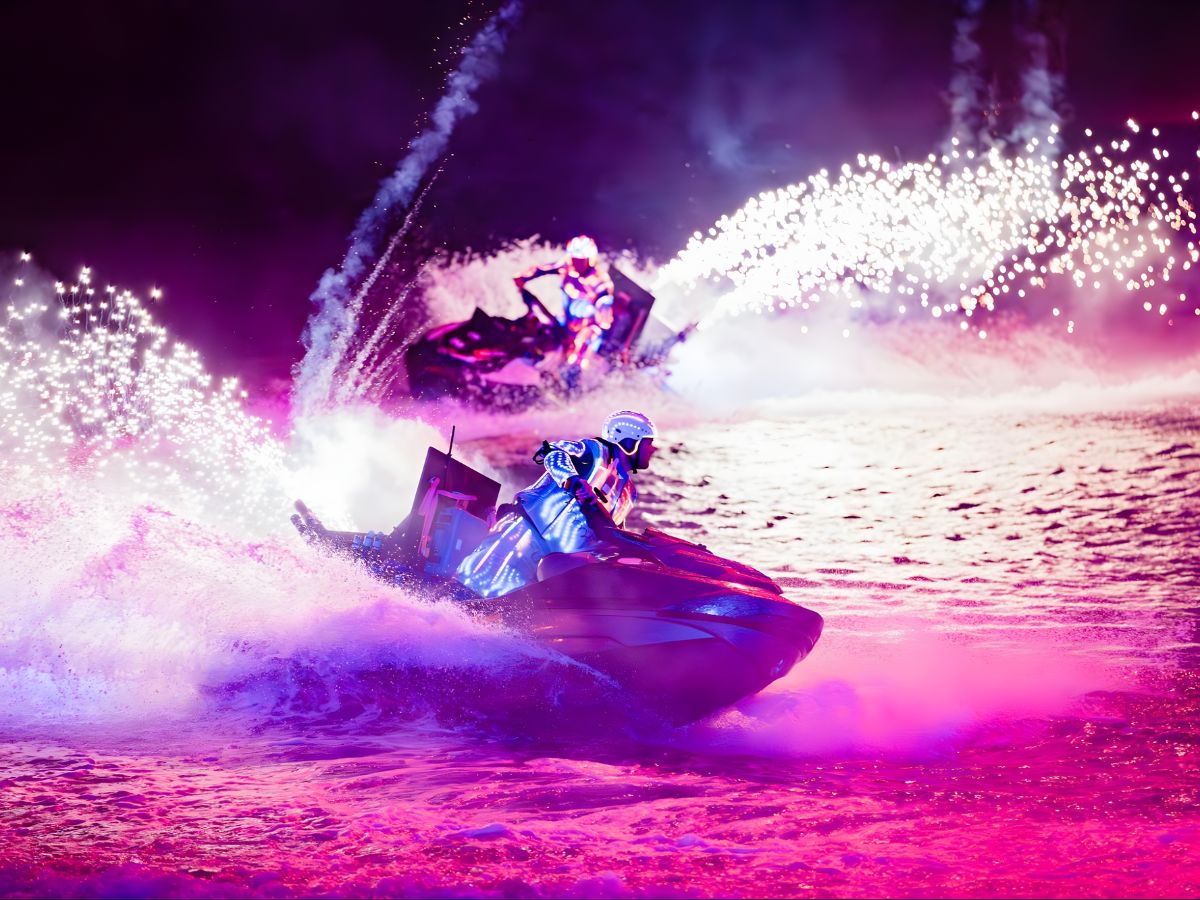 Màn trình diễn jetski kết hợp pháo hoa đầy tốc độ và ánh sáng trong show Symphony of the Sea.