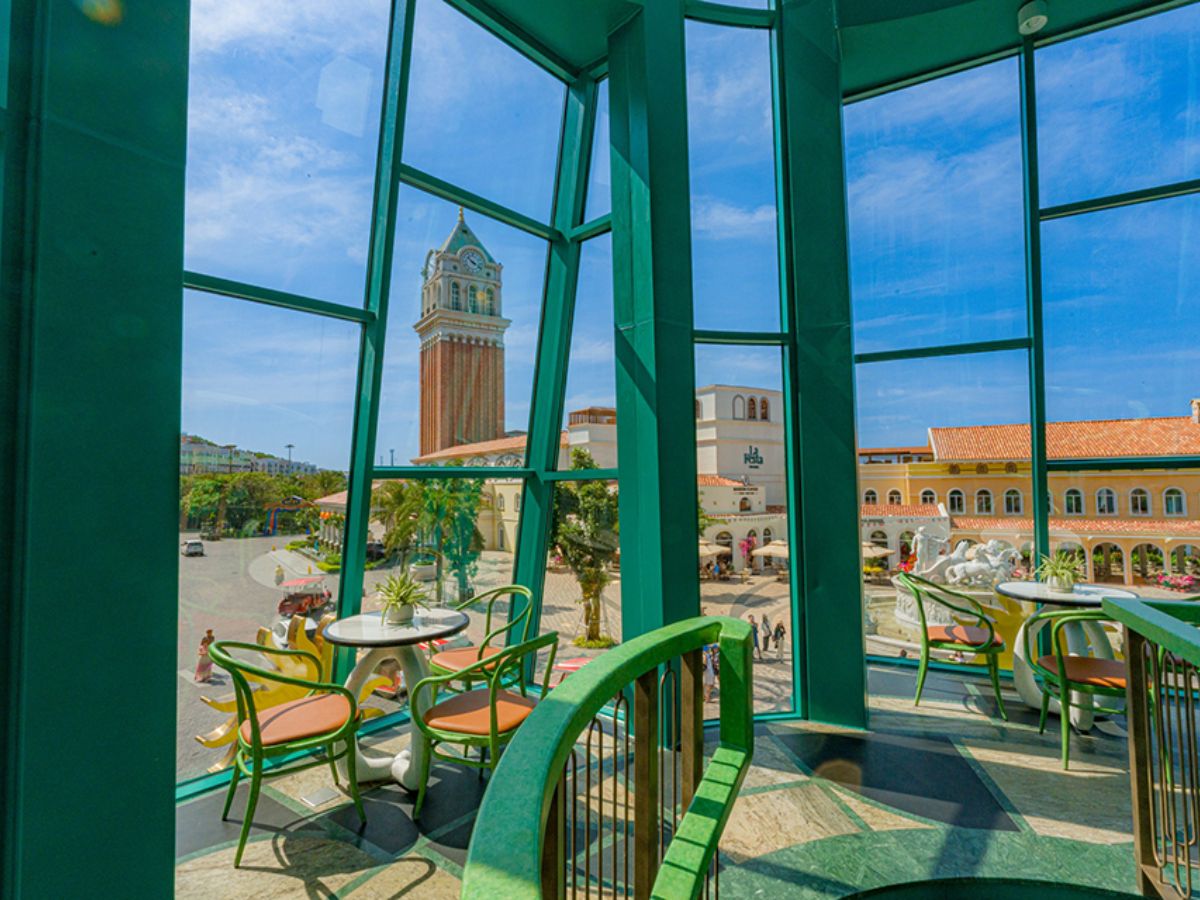 Không gian mở tại Apollo Cafe với tầm nhìn thoáng đãng, đón trọn ánh nắng và làn gió biển Nam đảo Phú Quốc.