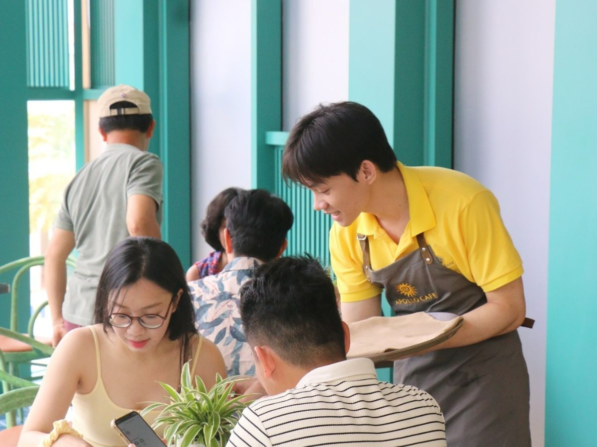 Nhân viên tại Apollo Cafe phục vụ thân thiện, nhanh nhẹn, mang đến trải nghiệm thoải mái cho du khách.