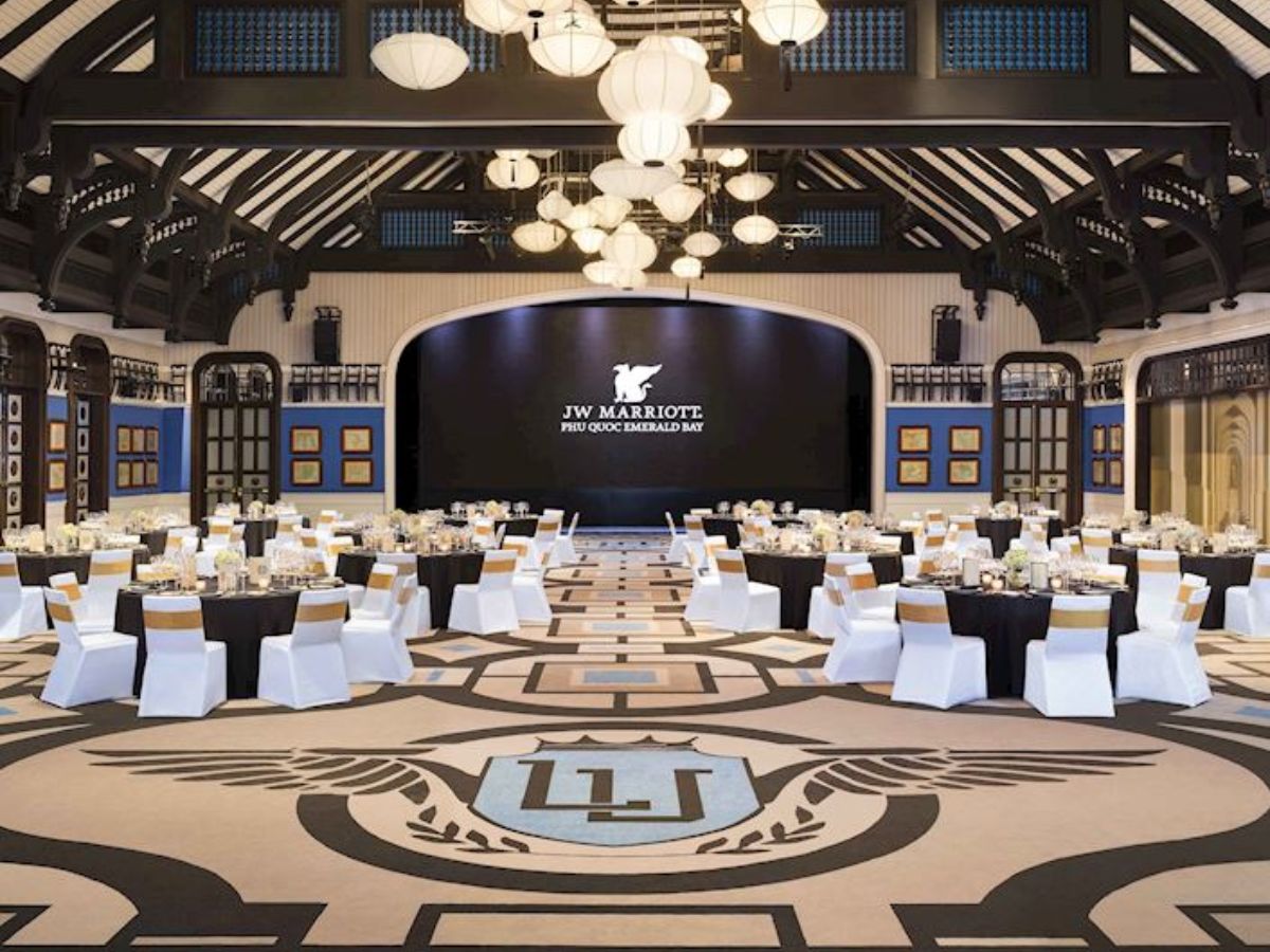 Không gian ballroom sang trọng, nổi bật với thiết kế độc đáo và setup chuyên nghiệp cho các sự kiện đẳng cấp.