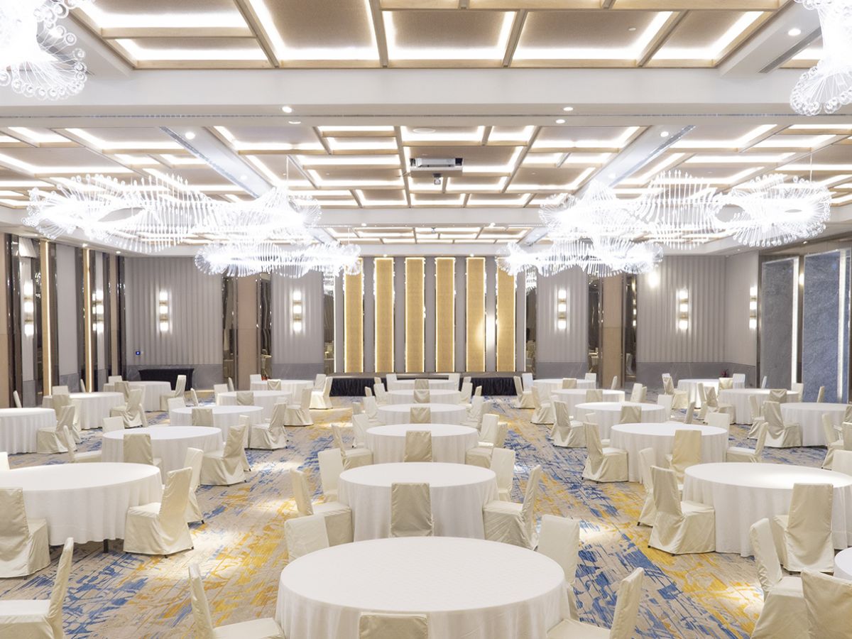 Không gian ballroom rộng lớn với thiết kế hiện đại, phù hợp tổ chức hội nghị và sự kiện MICE quy mô lớn tại Phú Quốc.