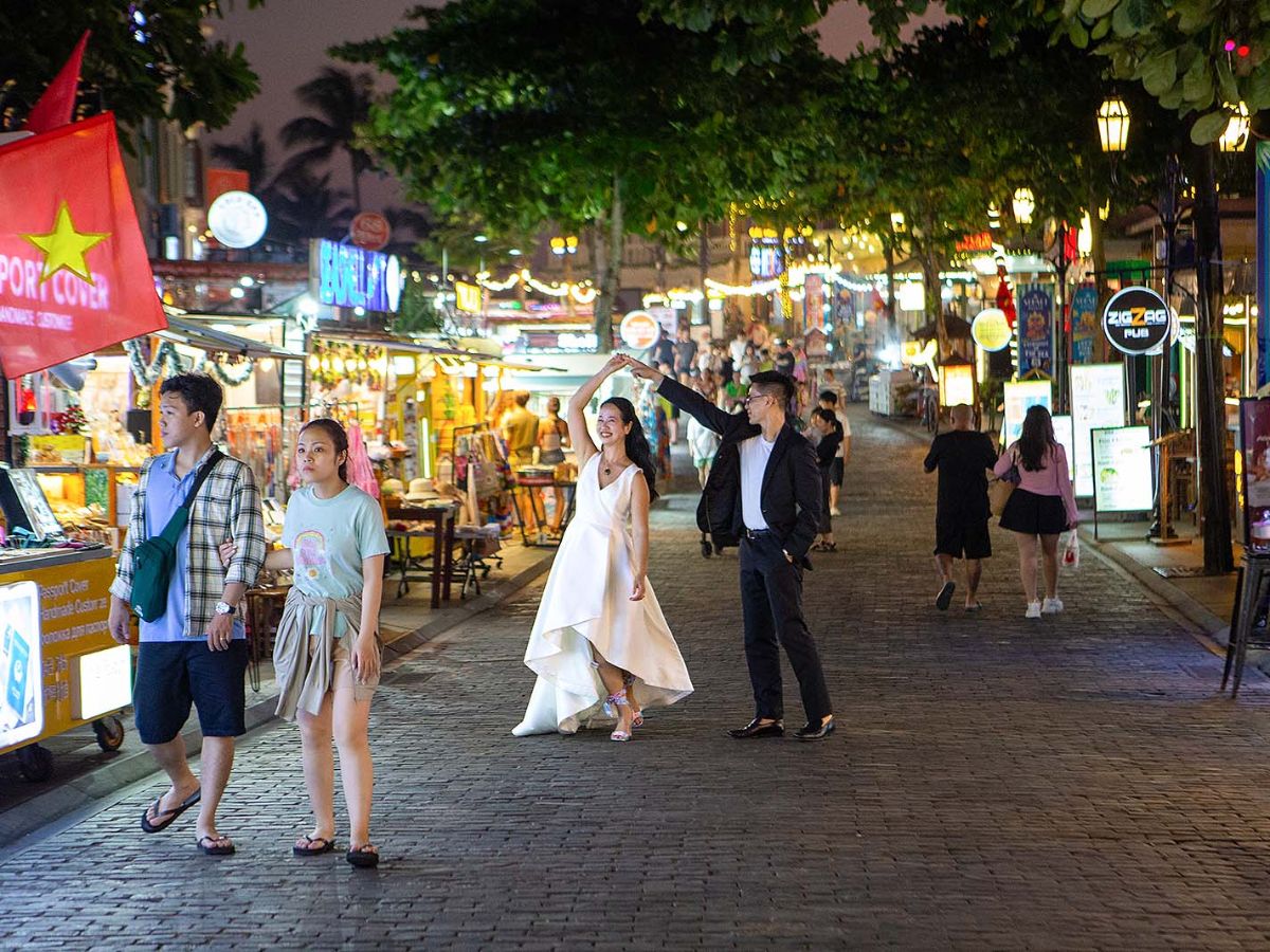 Du khách dạo bước và tận hưởng không khí nhộn nhịp về đêm tại Trich Bazaar Phú Quốc.