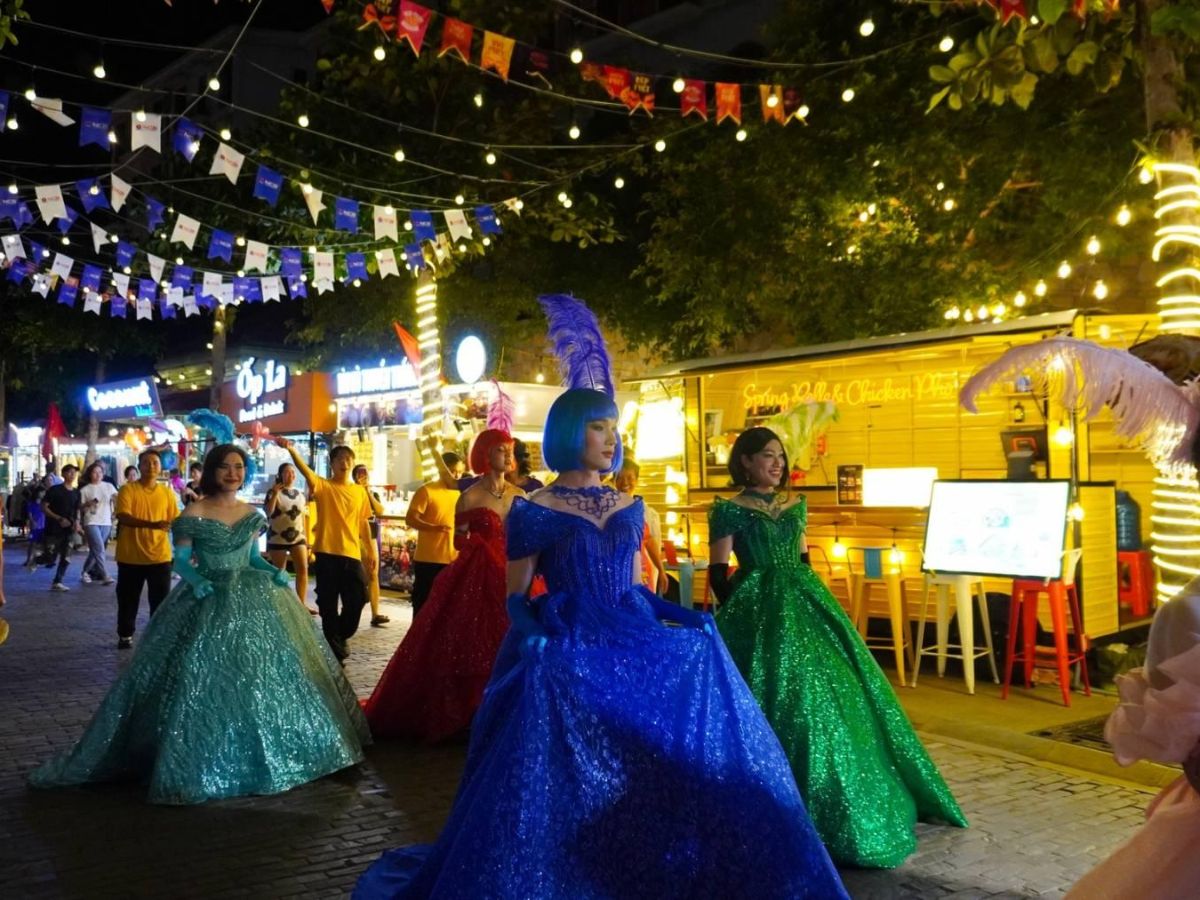 Du khách thưởng thức mini show sôi động tại Trich Bazaar, mang đậm màu sắc văn hóa và không khí náo nhiệt.
