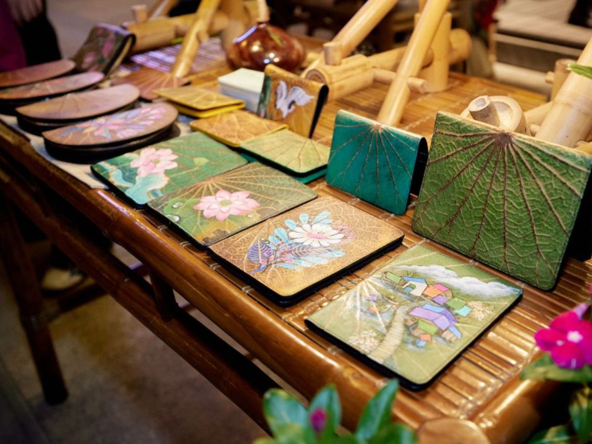 Tới chơi Trich Bazaar, du khách không thể rời mắt khỏi những món đồ lưu niệm thủ công mỹ nghệ