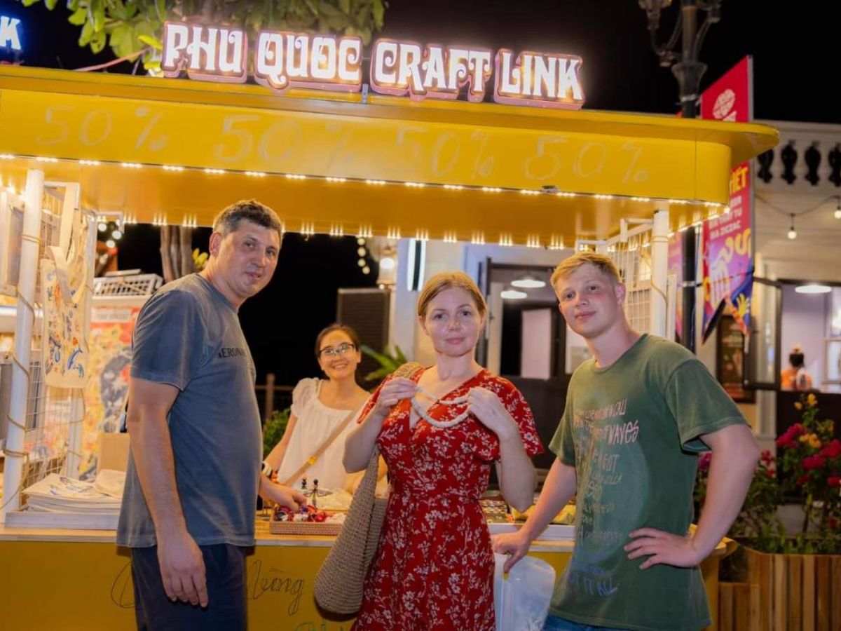 Du khách dạo chợ và mua sắm các món quà lưu niệm đặc trưng tại Sunset Bazaar Phú Quốc.