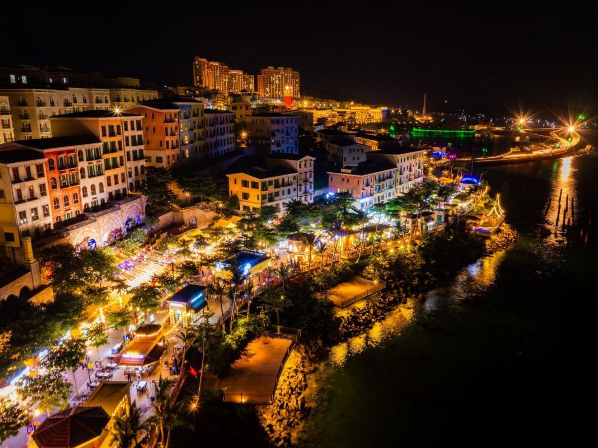 Toàn cảnh chợ đêm Sunset Bazaar lung linh, rực rỡ khi nhìn từ trên cao xuống.