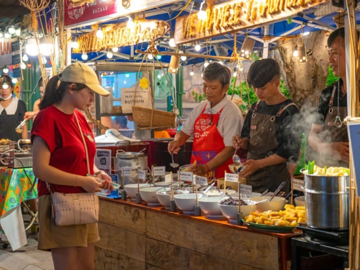 Du khách thưởng thức ẩm thực đa dạng tại các gian hàng sôi động ở Sunset Bazaar Phú Quốc.