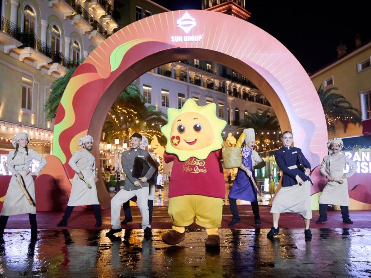 Show diễn Yum Yum mang đến những giây phút hoạt náo vui nhộn và sống động tại Sunset Bazaar.