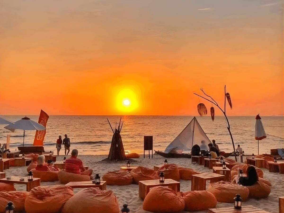 Khoảnh khắc hoàng hôn tuyệt đẹp tại Sunset Beach Club, nơi du khách thư giãn, ngắm biển và tận hưởng không gian chill đúng nghĩa.